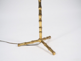 Vente aux enchères Lampadaire années 50 en métal à décor à l'imitation du bambou. H. 146 