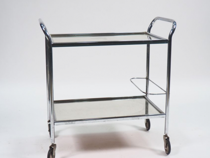Desserte roulante années 50 en métal chromé et verre, à deux plateaux.
