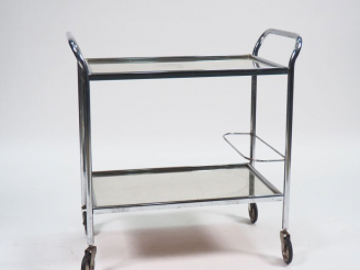 Vente aux enchères Desserte roulante années 50 en métal chromé et verre, à deux plateaux.