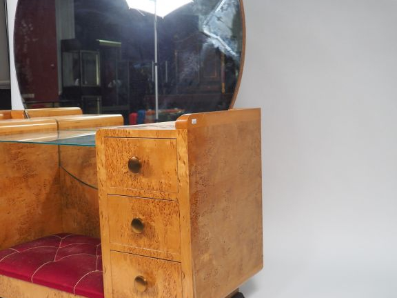 Coiffeuse Art Déco en loupe de bois clair,  ouvrant à 6 tiroirs et orn