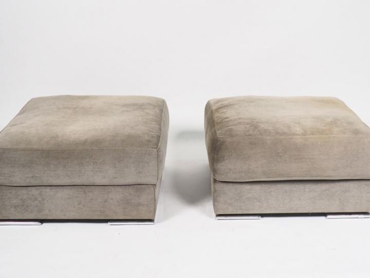 Paire de poufs, piètement chromé, garniture de tissu gris. Dim. 19 x 7
