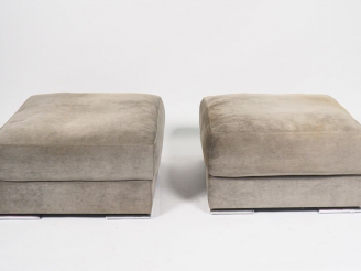 Vente aux enchères Paire de poufs, piètement chromé, garniture de tissu gris. Dim. 19 x 7