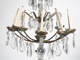 Vente aux enchères BACCARAT. Lustre L. II65 en cristal et métal à pampilles, éclairant à 