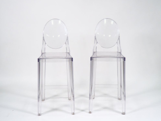 Vente aux enchères Philippe STARCK (d'après). Paire de tabourets de bar en plexi glass. E