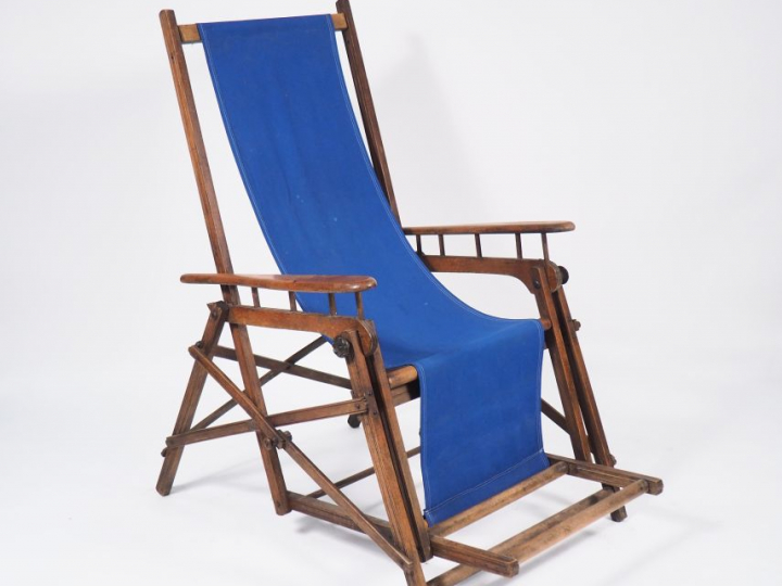 Fauteuil de repos 1900 en bois naturel, garniture de tissu bleu. Dim. 