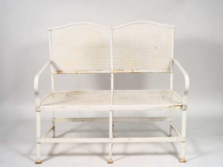 Salon de jardin en métal peint à décor ajouré de treillage, pieds grif