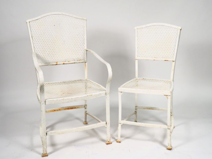 Salon de jardin en métal peint à décor ajouré de treillage, pieds grif