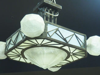 Vente aux enchères Lustre Art Déco en fer forgé et verre sablé à décor de motifs géométri