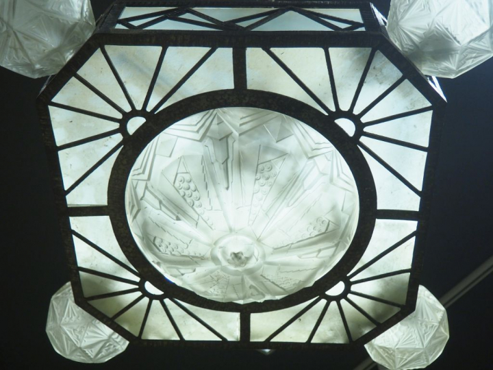 Lustre Art Déco en fer forgé et verre sablé à décor de motifs géométri