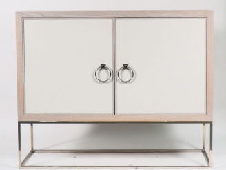 Vente aux enchères Buffet de style 1940 en bois cérusé et cuir clair, piètement en métal 