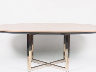 Vente aux enchères Table Design ovale, piètement chromé, plateau en bois cérusé. Dim. 220