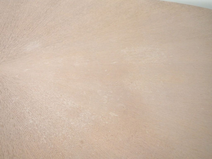 Table Design ovale, piètement chromé, plateau en bois cérusé. Dim. 220