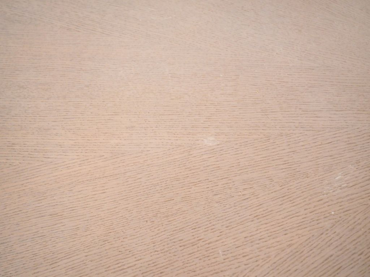 Table Design ovale, piètement chromé, plateau en bois cérusé. Dim. 220