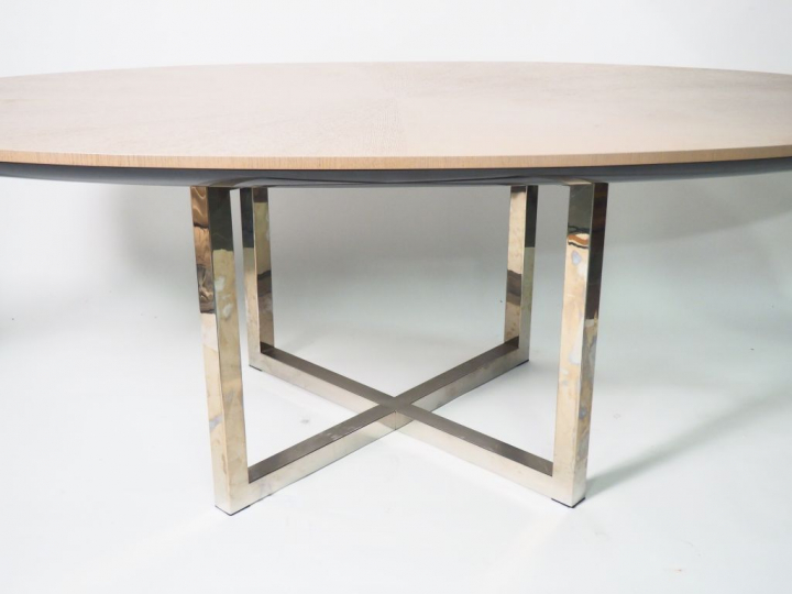 Table Design ovale, piètement chromé, plateau en bois cérusé. Dim. 220