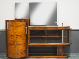 Vente aux enchères Buffet argentier de style Art Déco en noyer et placage de noyer, ouvra