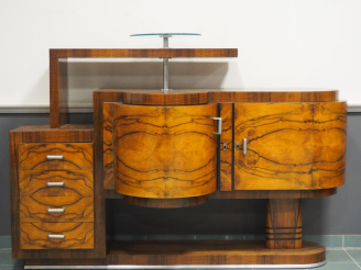 Vente aux enchères Meuble bar de style Art Déco en noyer et placage de noyer ouvrant à de