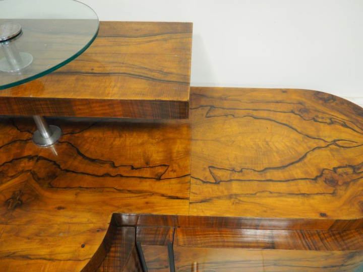 Meuble bar de style Art Déco en noyer et placage de noyer ouvrant à de