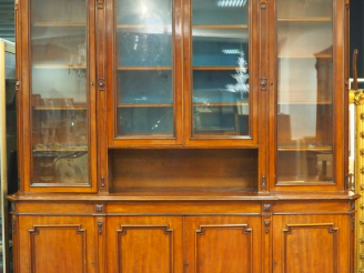 Vente aux enchères Bibliothèque XIXème en acajou et placage d'acajou, ouvrant à quatre po