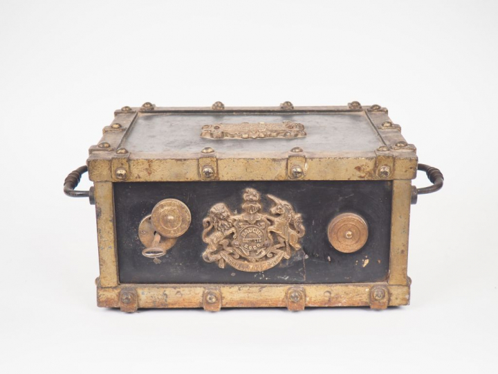 Coffre fort BAUCHE en fonte et métal à décor d'un blason et d'un devis