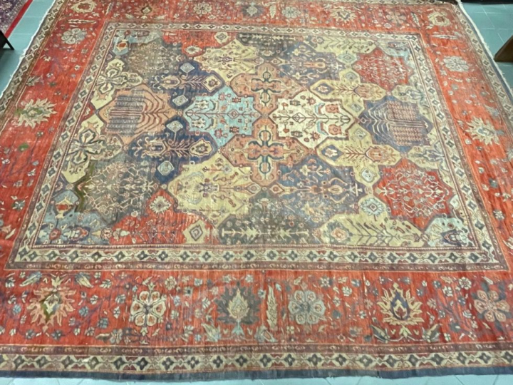Grand tapis d'Orient. Dim. 520 x 392  cm. (usures, reprises et trous).
