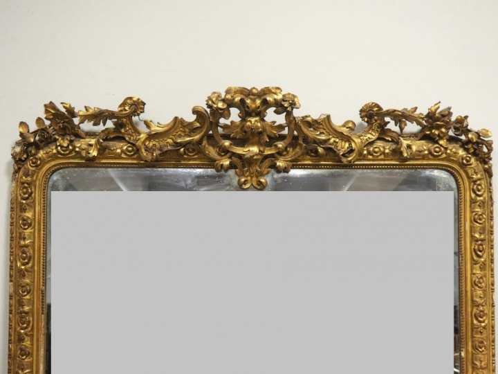 Glace de cheminée de style Louis XV en bois et stuc doré mouluré et sc