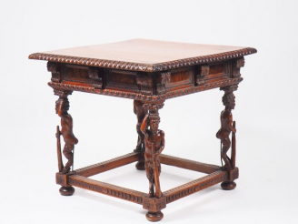 Vente aux enchères Table de milieu  de style Renaissance en noyer à décor de 4 faunes en 
