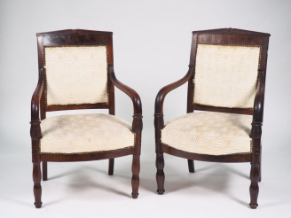 Vente aux enchères Paire de fauteuils Empire en acajou et placage d'acajou à décor de feu