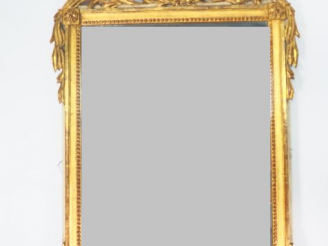 Vente aux enchères Miroir de style Louis XVI en bois et stuc doré à décor de rinceaux, su