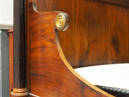 Lit Empire en noyer et bois teinté, montants à colonnes détachées et o