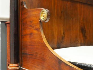 Vente aux enchères Lit Empire en noyer et bois teinté, montants à colonnes détachées et o