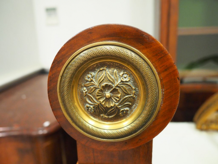 Lit Empire en noyer et bois teinté, montants à colonnes détachées et o