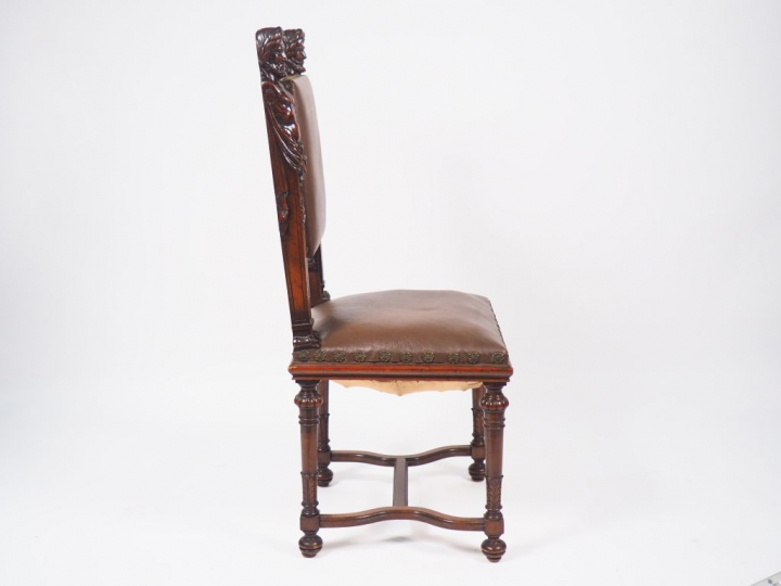 Chaise de style Renaissance en noyer mouluré et sculpté à décor  de de