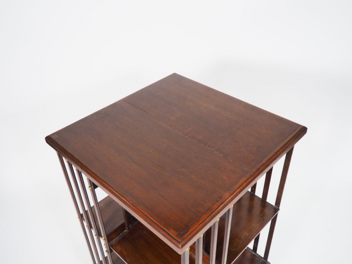 Bibliothèque tournante XIXème anglaise en acajou, placage d'acajou et 