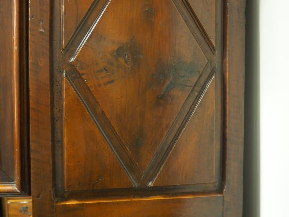 Buffet deux-corps Louis XIII en bois naturel mouluré et sculpté à déco