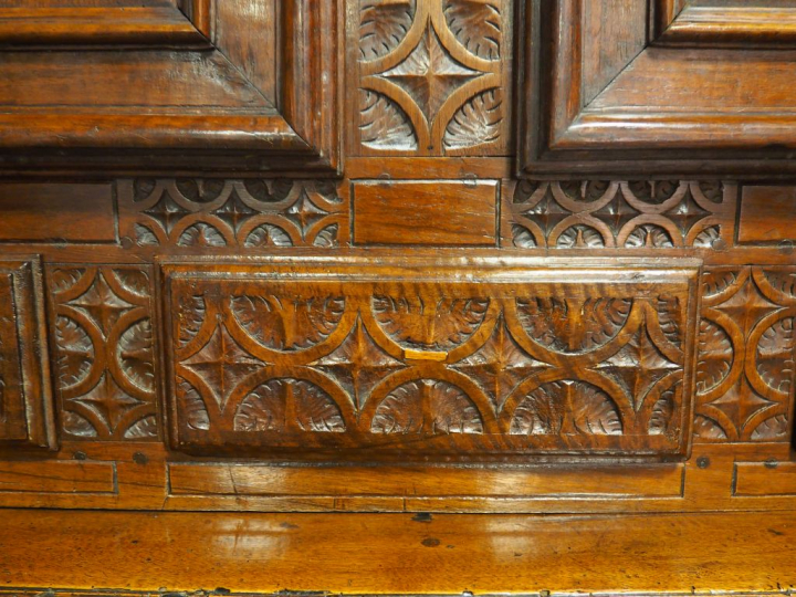 Buffet deux-corps Louis XIII en bois naturel mouluré et sculpté à déco