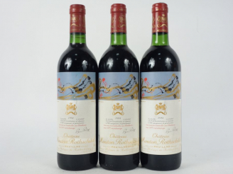 Vente aux enchères 3 BOUTEILLES CHÂTEAU MOUTON ROTHSCHILD 1er GCC PAUILLAC - 1981 - BG