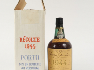 Vente aux enchères 1 BOUTEILLE PORTO SOUZA GUEDES - 1944 - COFFRET