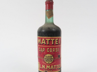 Vente aux enchères 1 VIEILLE BOUTEILLE CAP CORSE MATTEI - CAPS ÉTAIN