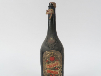 Vente aux enchères 1 VIEILLE BOUTEILLE CHERRY BRANDY - CAPS CIRE AB