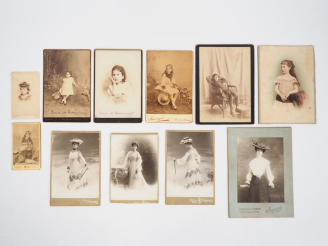 Vente aux enchères PHOTOGRAPHIE]. BEL ENSEMBLE DE 11 PHOTOGRAPHIES ORIGINALES DE RENÉE DE