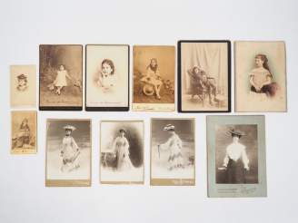 Vente aux enchères [PHOTOGRAPHIE]. BEL ENSEMBLE DE 11 PHOTOGRAPHIES ORIGINALES DE RENÉE D
