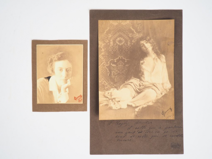 [PHOTOGRAPHIE]. DEUX PORTRAITS FÉMININS, non identifiés, avec dans l’a