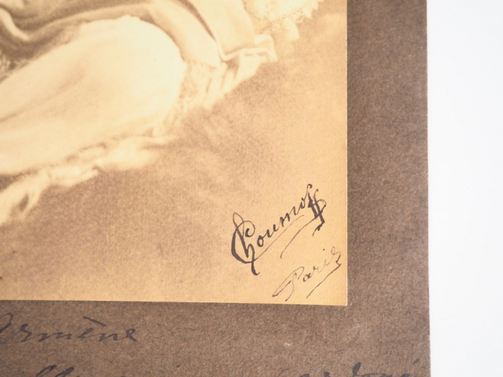 [PHOTOGRAPHIE]. DEUX PORTRAITS FÉMININS, non identifiés, avec dans l’a