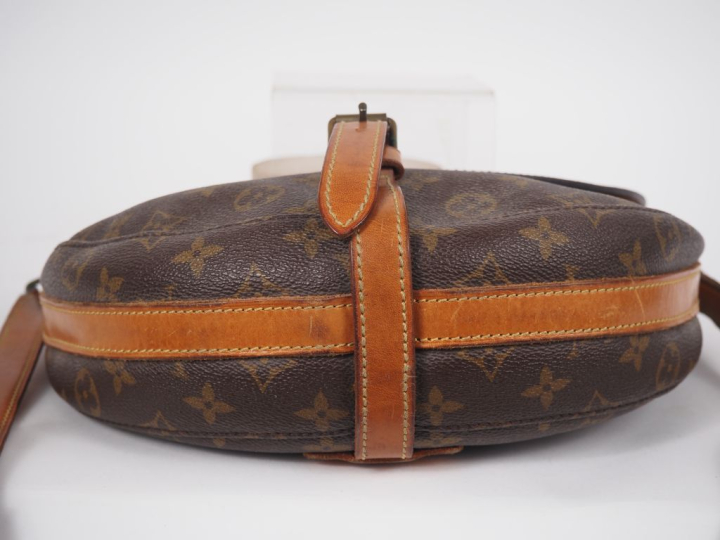 LOUIS VUITTON Sac CHANTILLY (c 1975). Toile monogramée et vache nature
