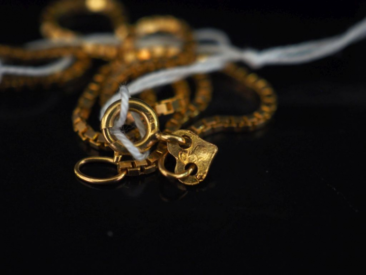 Collier en or.  Poids : 7,90 g Longueur : 50 cm   