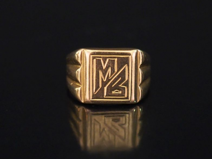 Chevalière en or monogrammée MB. Poids : 6,20 g   