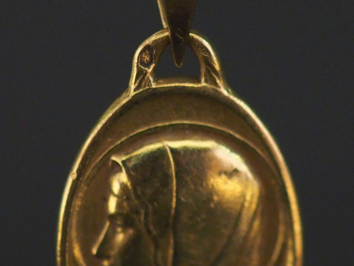 Médaille de baptême en or.  Poids : 3,10 g   