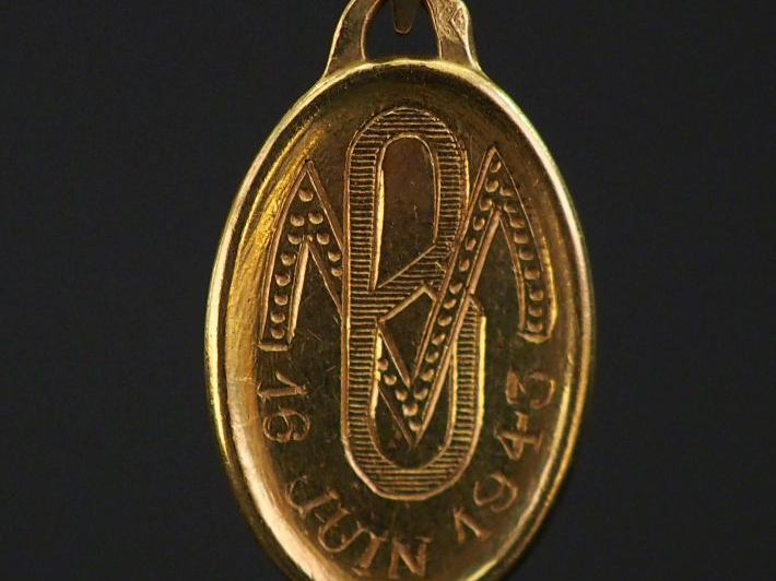 Médaille de baptême en or.  Poids : 3,10 g   