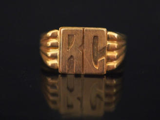 Vente aux enchères Chevalière en or, monogrammée RC. Poids : 4,48 g   