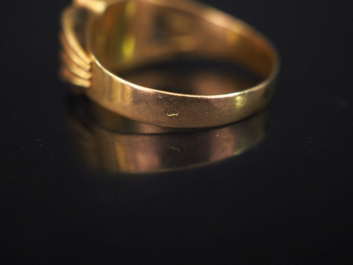 Chevalière en or, monogrammée RC. Poids : 4,48 g   